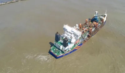 La draga 'Lelystad' trabajando en el sector de Bocas de Ceniza.