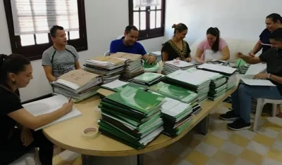 Funcionarios de la Registraduría en el análisis de la información de los candidatos inscritos.