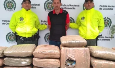 John Fredy Salazar y la marihuana incautada.
