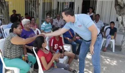 El candidato William Torres saludando a la ciudadanía.