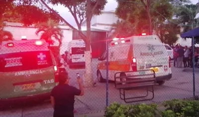 Ambulancias recogen los heridos en la Cárcel Distrital.