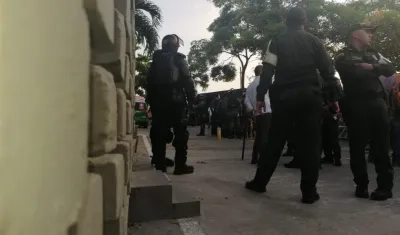 El Esmad de la Policía tomando el control de la Cárcel Distrital de El Bosque.