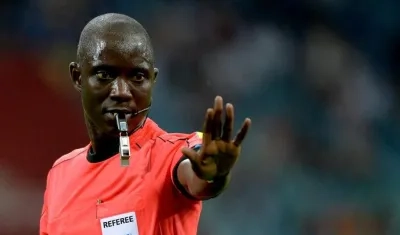 El árbitro gambiano Bakary Gassama. 