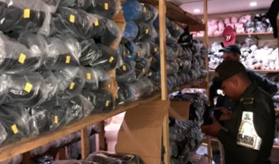 Parte de los elementos incautados en una oficina, que funcionaba como bodega de contrabando.