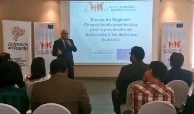 Delegado de #DefensoríaDelPueblo de #Colombia, Felipe Vernaza, agradece invitación del Dr. Freddy Carrión Intriago al Encuentro Regional.