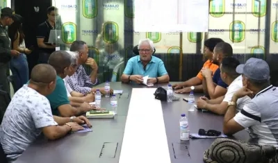 El Alcalde Joao Herrera reunido con representantes de los comerciantes.