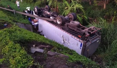 Así quedó el camión accidentado.