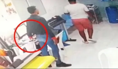 El hombre cuando tomaba el celular.