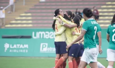 Jugadoras colombianas celebrando una de las anotaciones ante México.