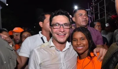 Carlos Caicedo, bañado en huevo, en medio del evento.