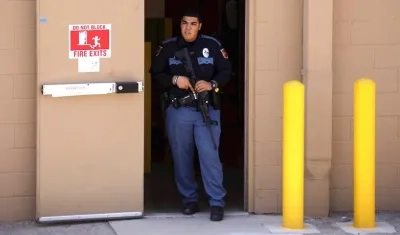 Un agente de la Policía vigilando en el lugar de los hechos.