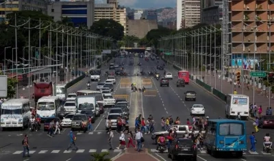 Fotografía que muestra una vista de la Avenida Bolivar, donde tuvo lugar una explosión frente a la tarima donde estaba el presidente de Venezuela, Nicolás Maduro, en Caracas (Venezuela).
