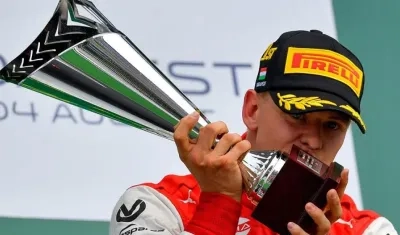 Mick Schumacher, el hijo de Michael Schumacher, logró su primera victoria en la F2 en Hungría.