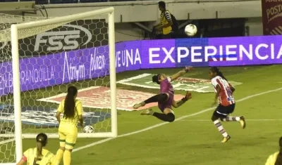 Espectacular rechazo de la arquera visitante Franyeli Rodríguez.