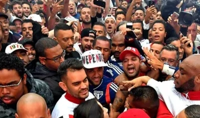 Dani Alves a su llegada a Sao Paulo.