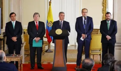 El Presidente Duque, en compañía del Procurador, el Defensor del Pueblo, el Canciller y el Registrador.