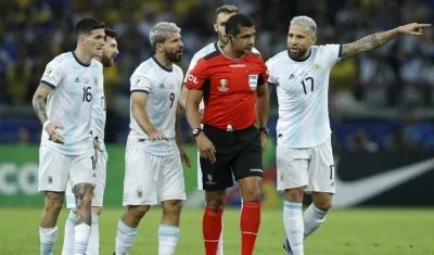 Momento del partido. Argentinos reclaman a Roddy Zambrano.