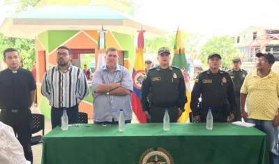 Autoridades al lanzar la campaña en la plaza principal de Sabanalarga.