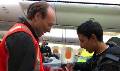 Egan Bernal firma autógrafos en el avión.
