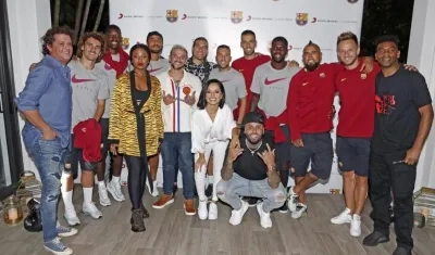 Artistas junto a jugadores del FC Barcelona.