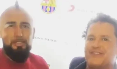 El chileno Arturo Vidal y el cantante Carlos Vives.