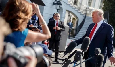 Presidente de EE.UU., Donald Trump, da declaraciones a la prensa.