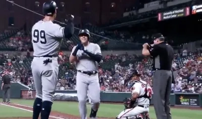 Giovanny Urshela llega al plato tras conectar el primer jonrón de la noche.