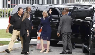 La secretaria de Justicia de Puerto Rico, Wanda Vázquez (c) saluda este miércoles a la entrada del Tribunal Supremo, donde juró como nueva gobernadora de Puerto Rico, en San Juan (Puerto Rico). 