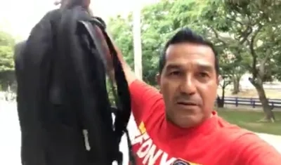 Checo Acosta recuperó morral con sus canciones.