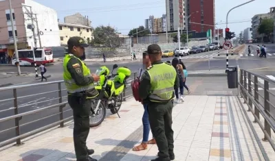 La Policía viene entregando volantes a la ciudadanía para que denuncie a las bandas delincuenciales.