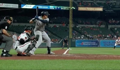 Gio Urshela en turno al bate para conectar uno de los jonrones esta noche.