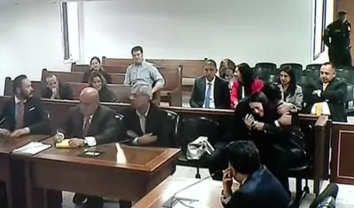 Francisco Uribe y su hermana Catalina se abrazan tras conocer la decisión del juez de absolverlos en el caso por encubrimiento.