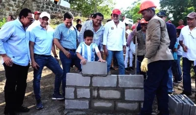 Colocación de las primeras piedras para el proyecto.