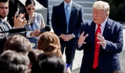 Donald Trump dialoga con periodistas.