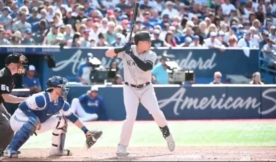 Gio Urshela, en su turno al bate para conectar su jonrón 17 de la temporada.