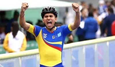 Pedro Causil cruzando la meta como ganador de la prueba.