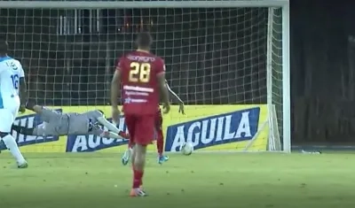 Sebastián Viera no logra controlar el disparo de Anthony Uribe.