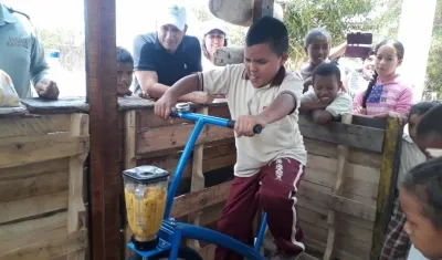 Los niños practicando con la bicilicuadora.