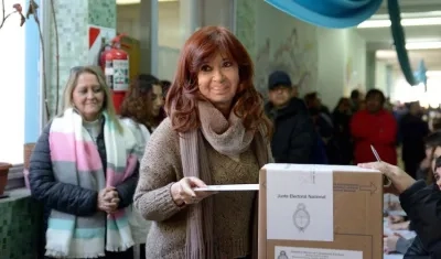 La expresidenta Cristina Fernández, acudiendo al puesto de votación.