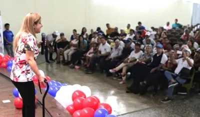 La candidata Elsa Noguera durante el encuentro con dirigentes comunales.