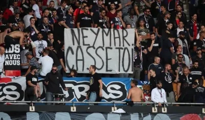 Pancartas en contra del brasileño Neymar.