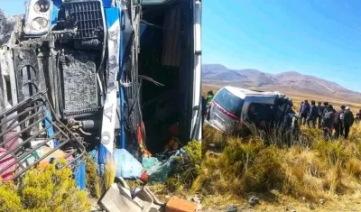Dos vehículos chocaron de frente en la carretera Panamericana.