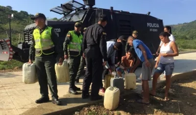 Entrega de agua por parte de la Policía.