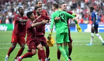 Jugadores del Liverpool celebran con su portero Adrián. 