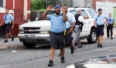 La policía aleja de la zona a los ciudadanos.