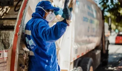 Operarios de aseo de la Triple A.