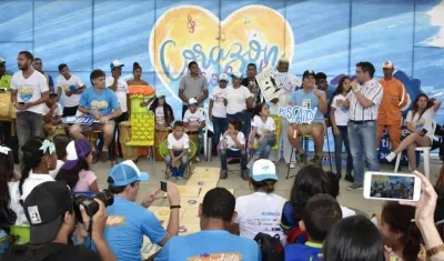 Carlos Vives en el acto de inauguración de la ludoteca ‘La Casa de los Pescaiteros’