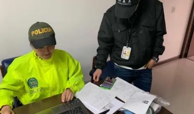 Las autoridades revisan documentación tras la captura de 8 personas.