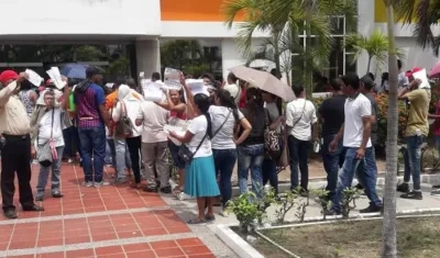 Usuarios de Las Flores en plena protesta.