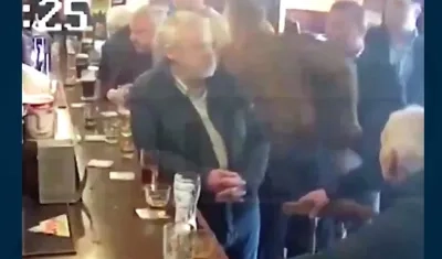 Connor McGregor golpea a un hombre de 60 años. 